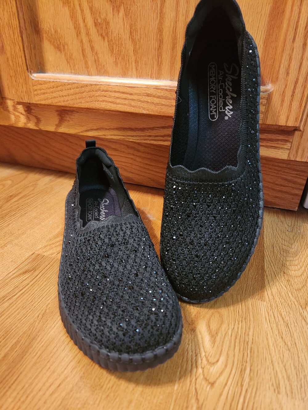 NWOT Skechers Charmstride, Black Slip-On Sparkle Knit Shoes, sz 10